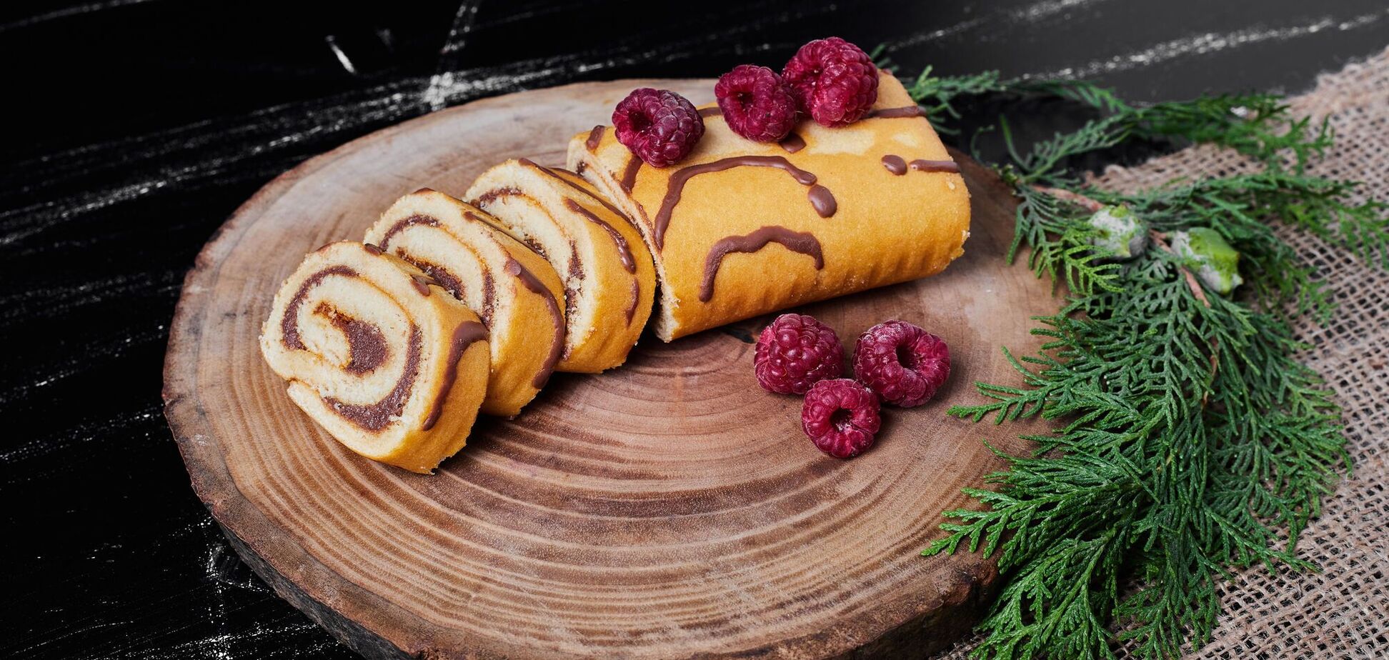 Солодкий рулет з варенням до чаю: ділимось елементарним рецептом