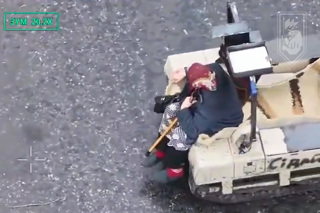 'Без надії вижити йшла крізь вирви від снарядів і тіла односельців': українські військові врятували літню жінку за допомогою НРК. Відео