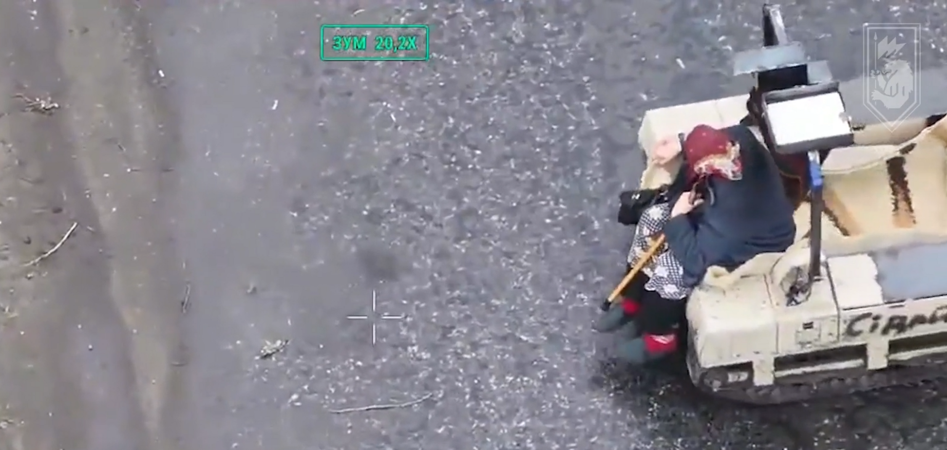 'Без надежды выжить шла сквозь воронки от снарядов и тела односельчан': украинские военные спасли пожилую женщину с помощью НРК. Видео