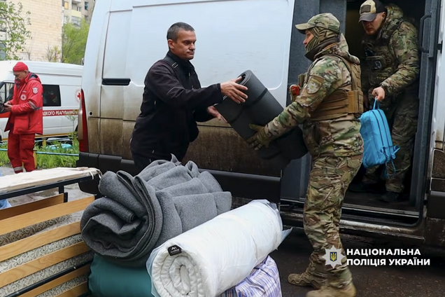 Парень потерял руку из-за атаки дрона: из Лимана повторно эвакуировали семью с двумя детьми. Видео