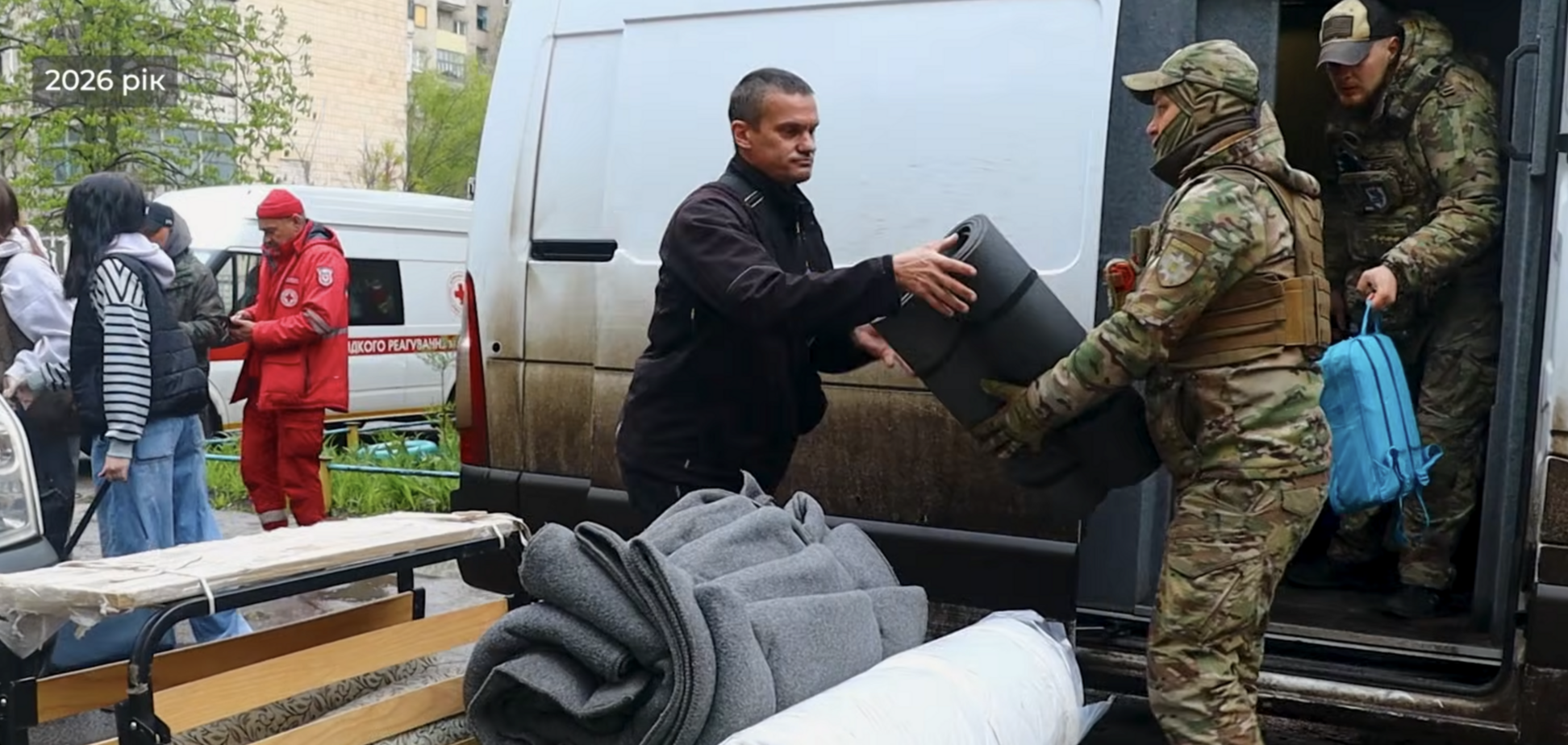 Парень потерял руку из-за атаки дрона: из Лимана повторно эвакуировали семью с двумя детьми. Видео