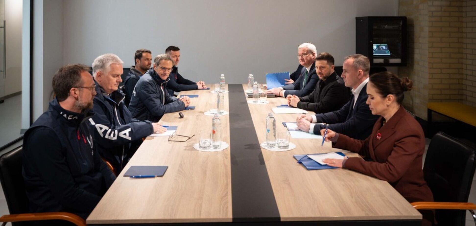 Для безопасной эксплуатации: Зеленский обсудил с Гросси возвращение ЗАЭС под контроль Украины. Видео