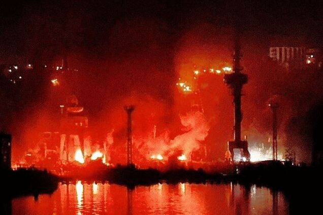 Украинские дроны атакуют объекты российских оккупантов в Крыму: в Севастополе фиксируют взрывы и пожары. Фото и видео