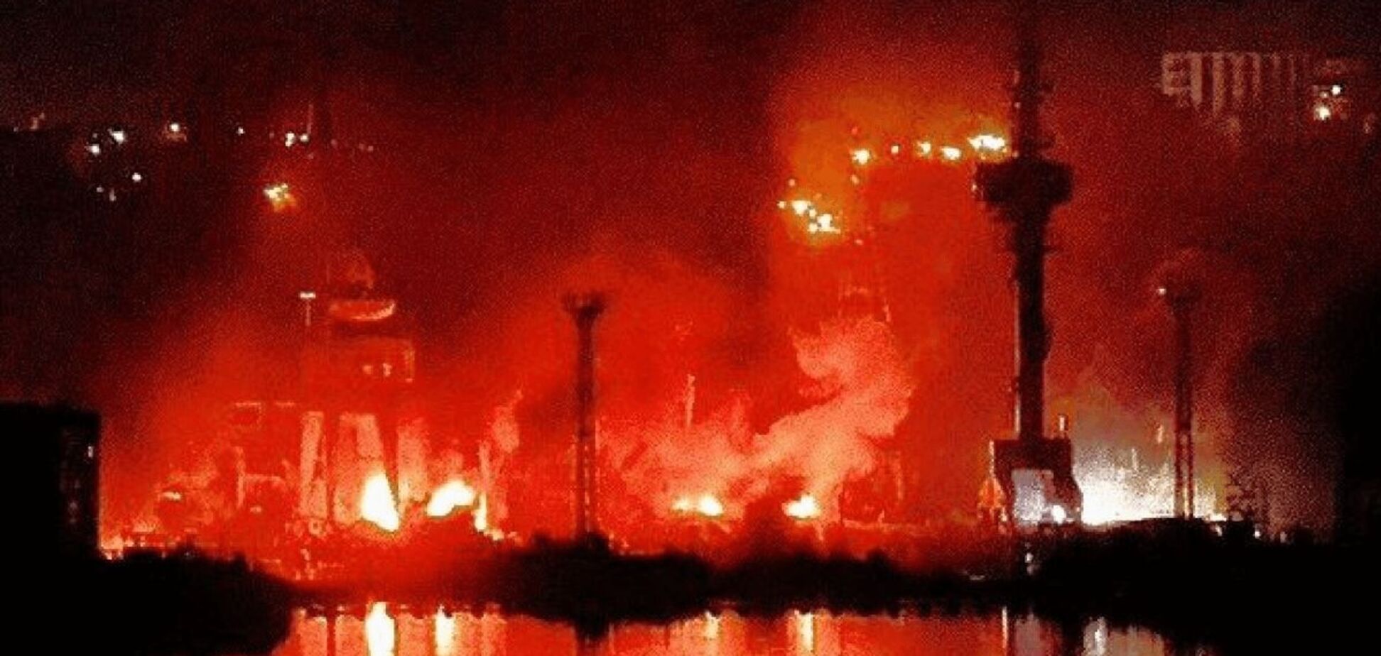 Украинские дроны атакуют объекты российских оккупантов в Крыму: в Севастополе фиксируют взрывы и пожары. Фото и видео