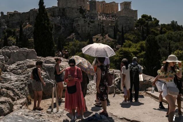 В Греции борются с массовым туризмом: мэр Афин пообещал 'спасти исторический центр города'