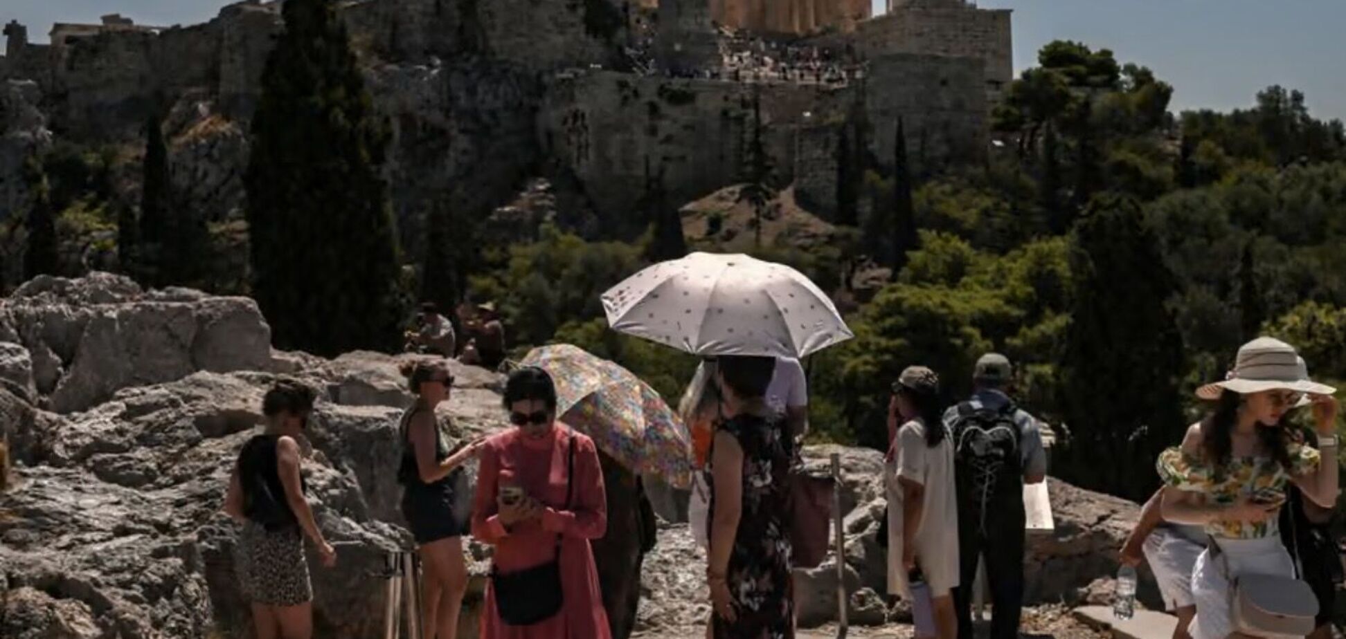 В Греции борются с массовым туризмом: мэр Афин пообещал 'спасти исторический центр города'