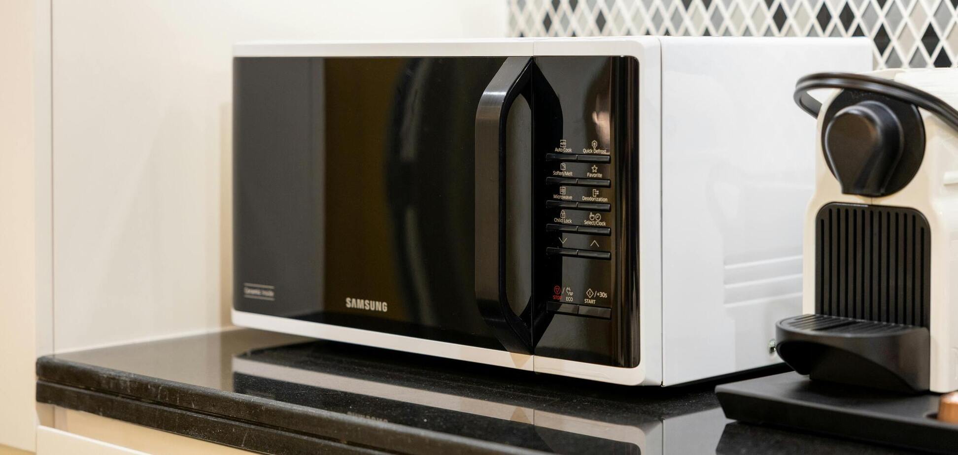 Жир з мікрохвильовки зникне за пару хвилин: дієвий домашній засіб