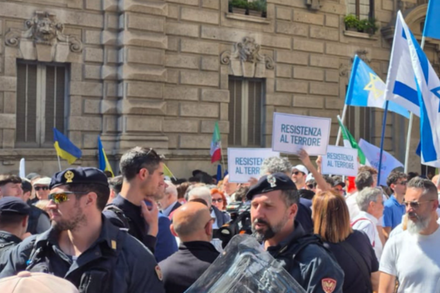 'Это символ борьбы': в Италии зафиксировали нападки на украинцев из-за флага, посольство отреагировало