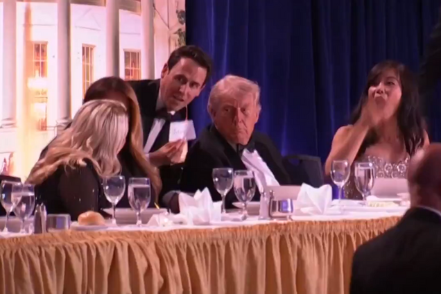 Трампа эвакуировали с мероприятия в Вашингтоне: сообщают о выстрелах. Видео