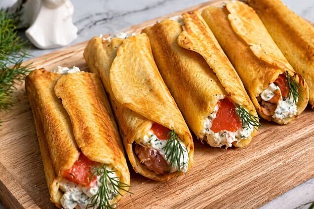 Вместо бутербродов: как приготовить вкусные сырные трубочки с красной рыбой