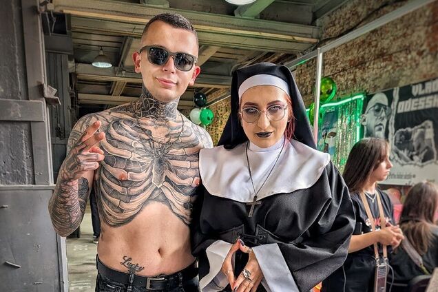 Українець побив світовий рекорд: медбрат, який працює з трупами, зробив 230 тату та став 'живим скелетом'. Вражаючі фото