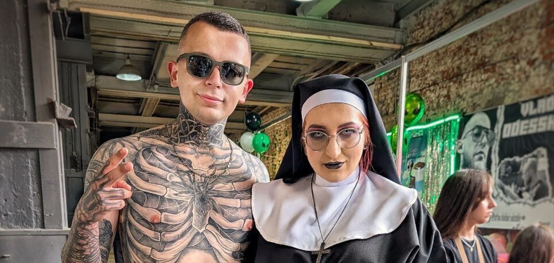 Українець побив світовий рекорд: медбрат, який працює з трупами, зробив 230 тату та став 'живим скелетом'. Вражаючі фото