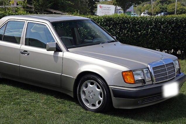 Mercedes-Benz 500E 1992 року випуску. Ілюстрація