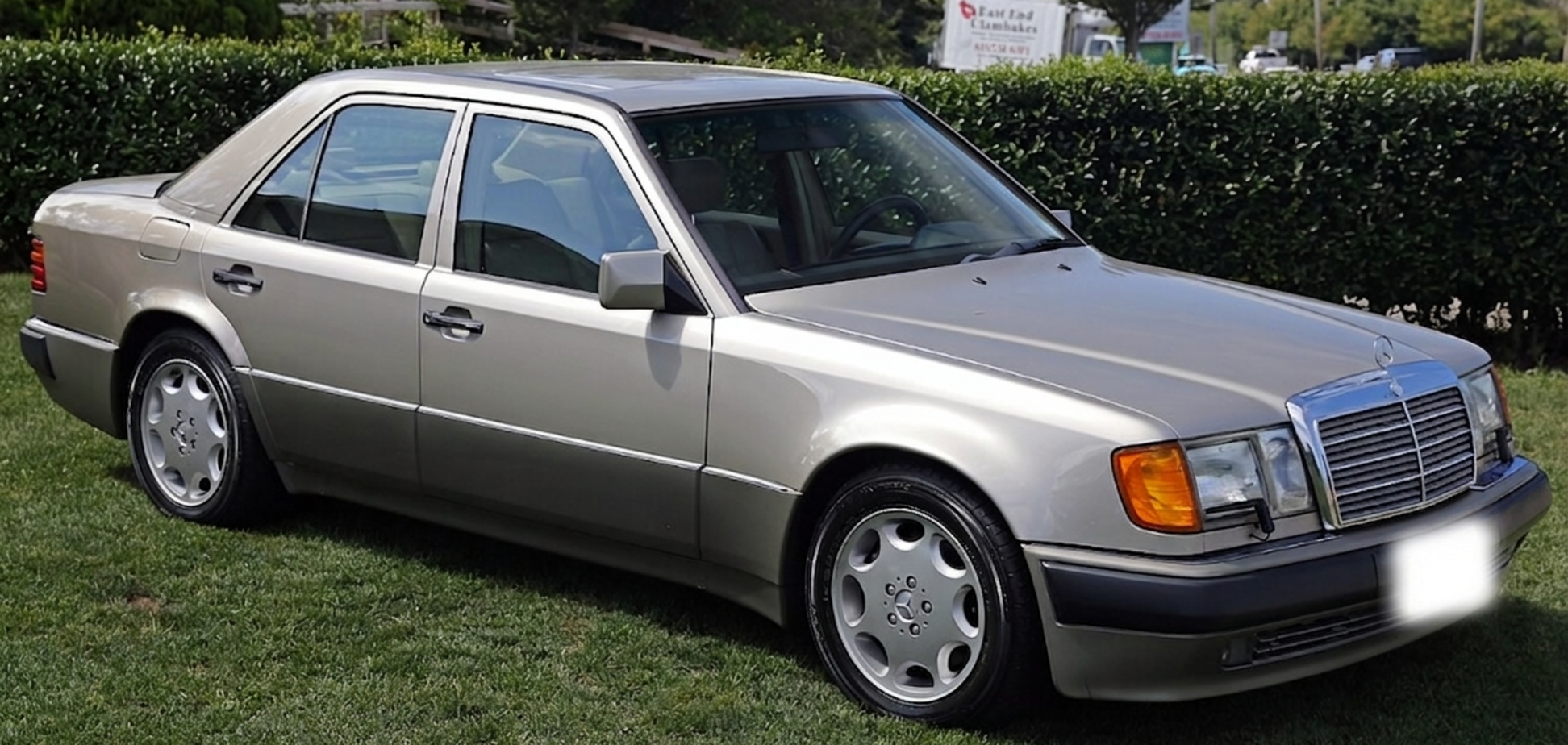 Mercedes-Benz 500E 1992 року випуску. Ілюстрація