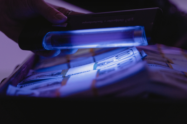 Как выглядят поддельные долларовые банкноты в ультрафиолетовом свете