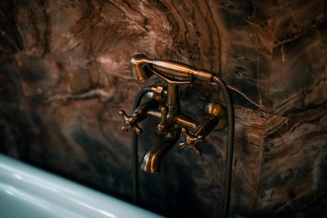 Як швидко позбутися плям від води на кранах у ванній: дієвий лайфхак