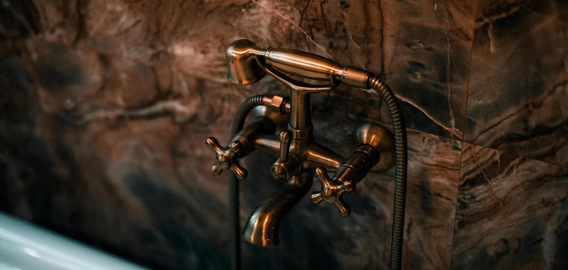 Как быстро избавиться от пятен от воды на кранах в ванной: действенный лайфхак