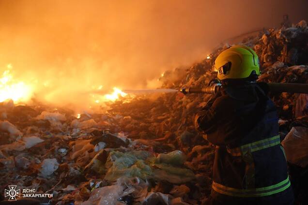 Поблизу Ужгорода другу добу горить сміттєзвалище: до гасіння залучили додаткові сили ДСНС. Фото