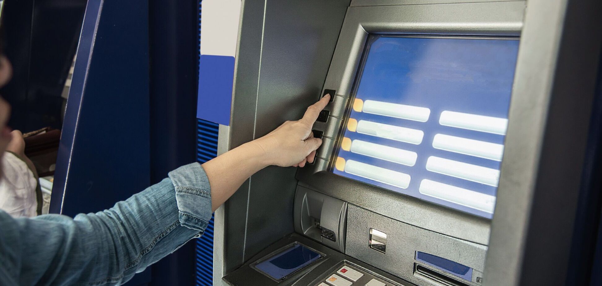 Иллюстрация - женщина пользуется банкоматом
