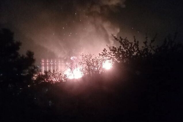 Дроны снова атаковали НПЗ в Туапсе: вспыхнули пожары. Фото и видео