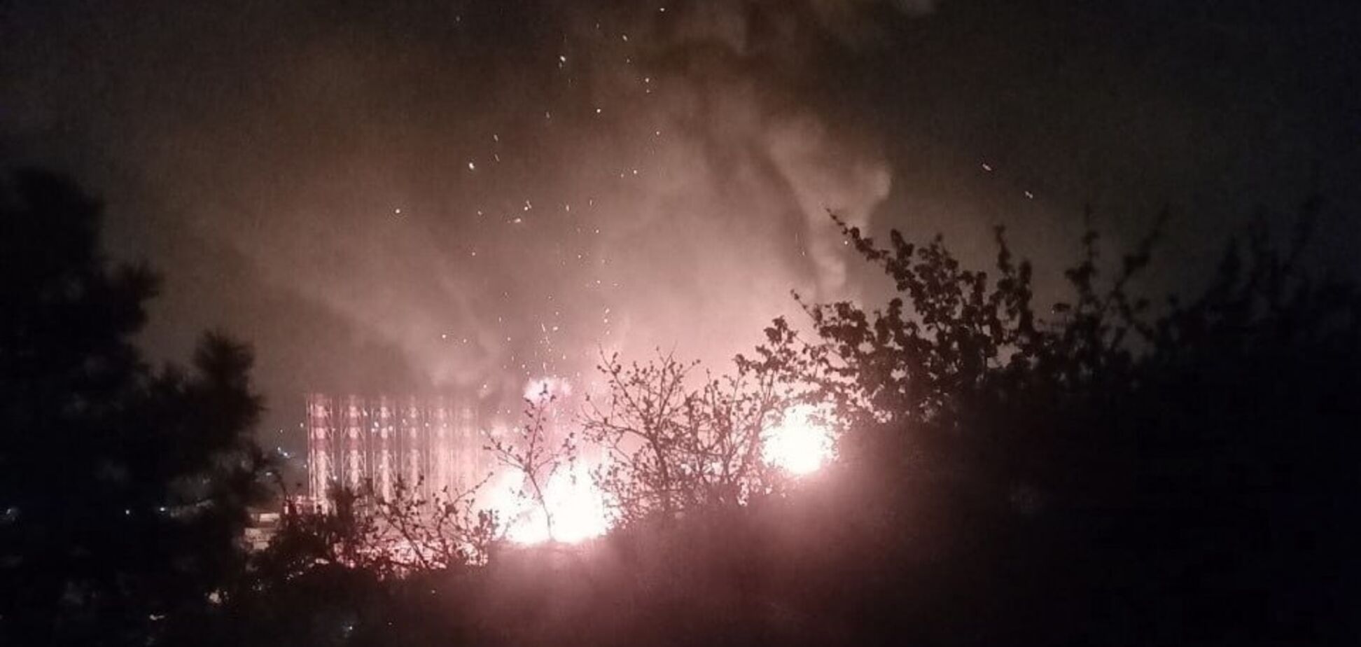 Дрони знову атакували НПЗ у Туапсе: спалахнули пожежі. Фото і відео