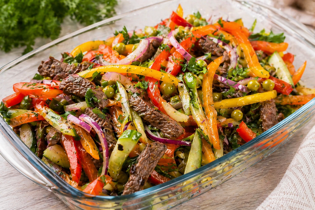 Сытный салат с говядиной и овощами: на каждый день и для праздничного стола
