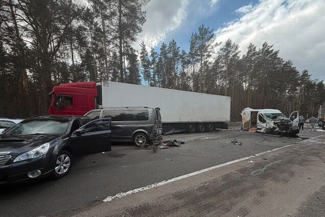 Під Києвом водії вантажівки влаштував масштабну ДТП: є постраждалі. Подробиці та фото