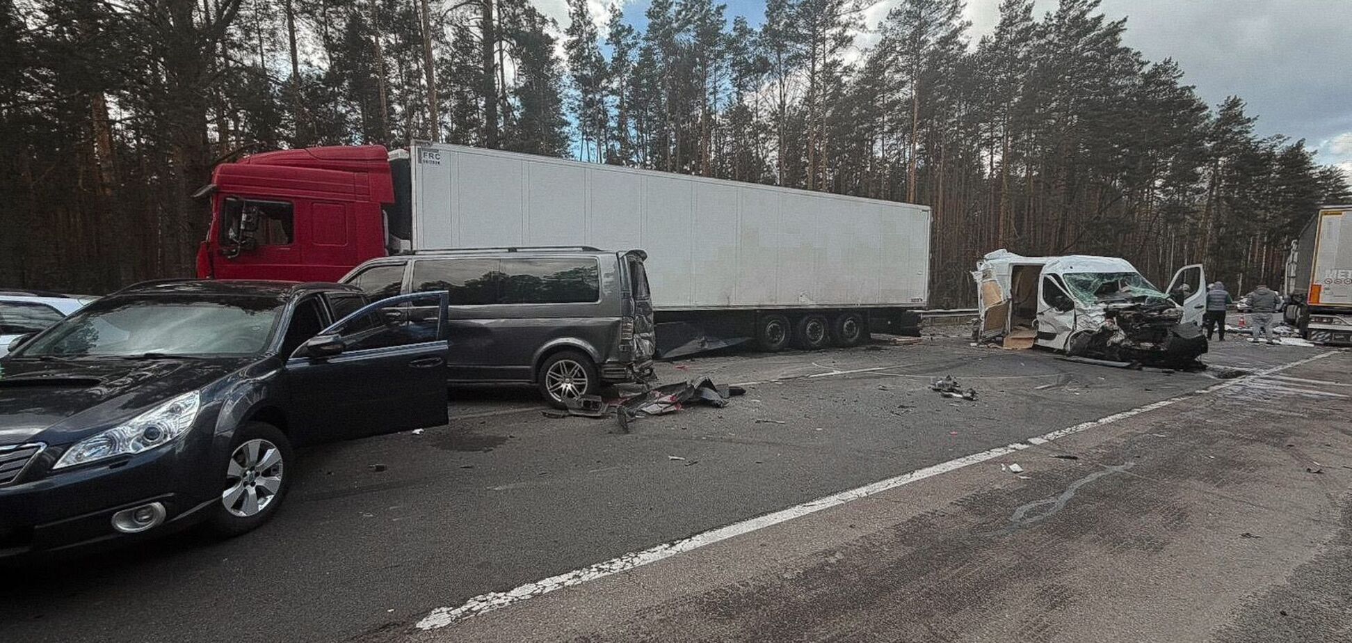 Під Києвом водії вантажівки влаштував масштабну ДТП: є постраждалі. Подробиці та фото
