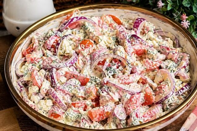 Легкий салат із зернистим сиром для обіду: вийде дуже смачно і поживно