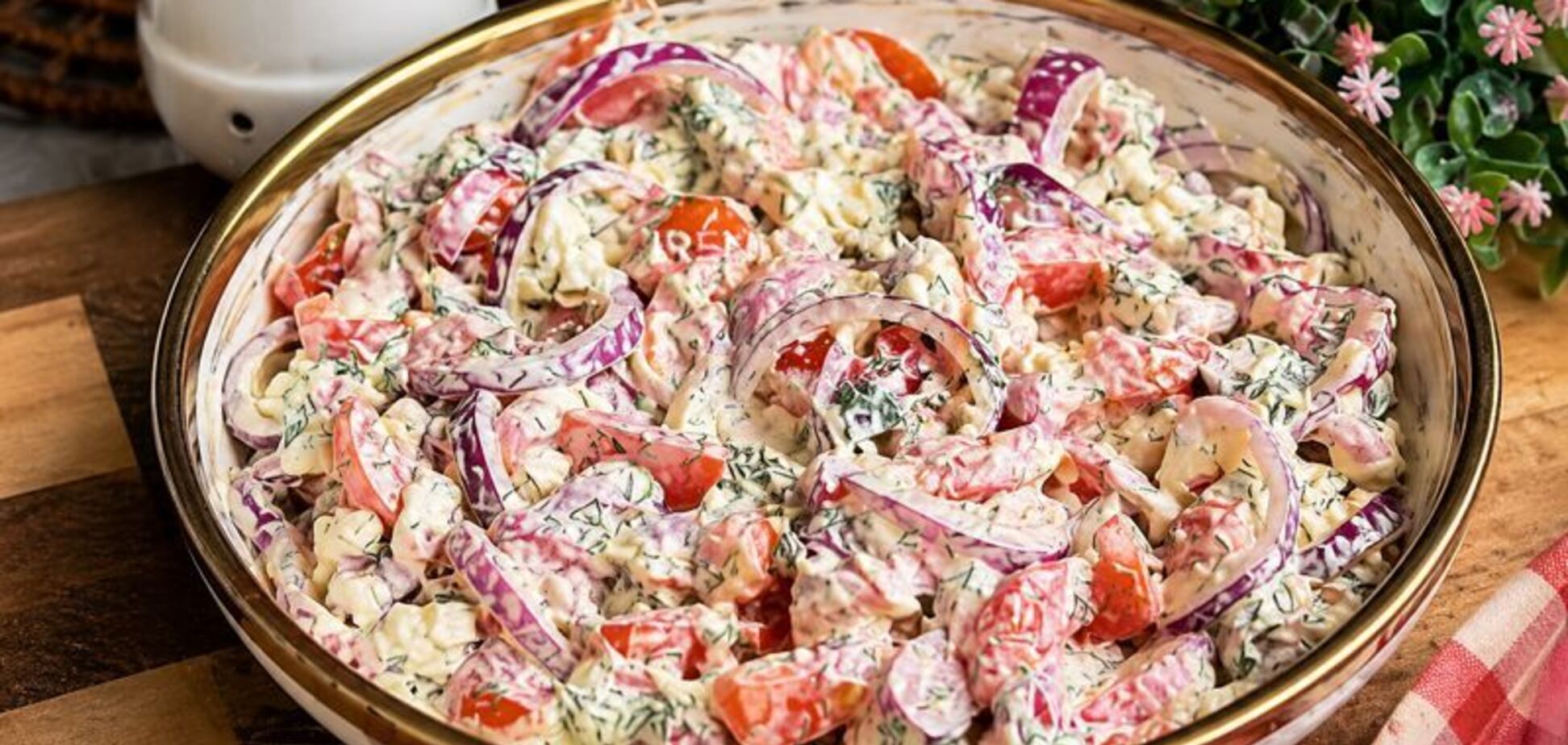 Легкий салат с зернистым сыром для обеда: получится очень вкусно и питательно