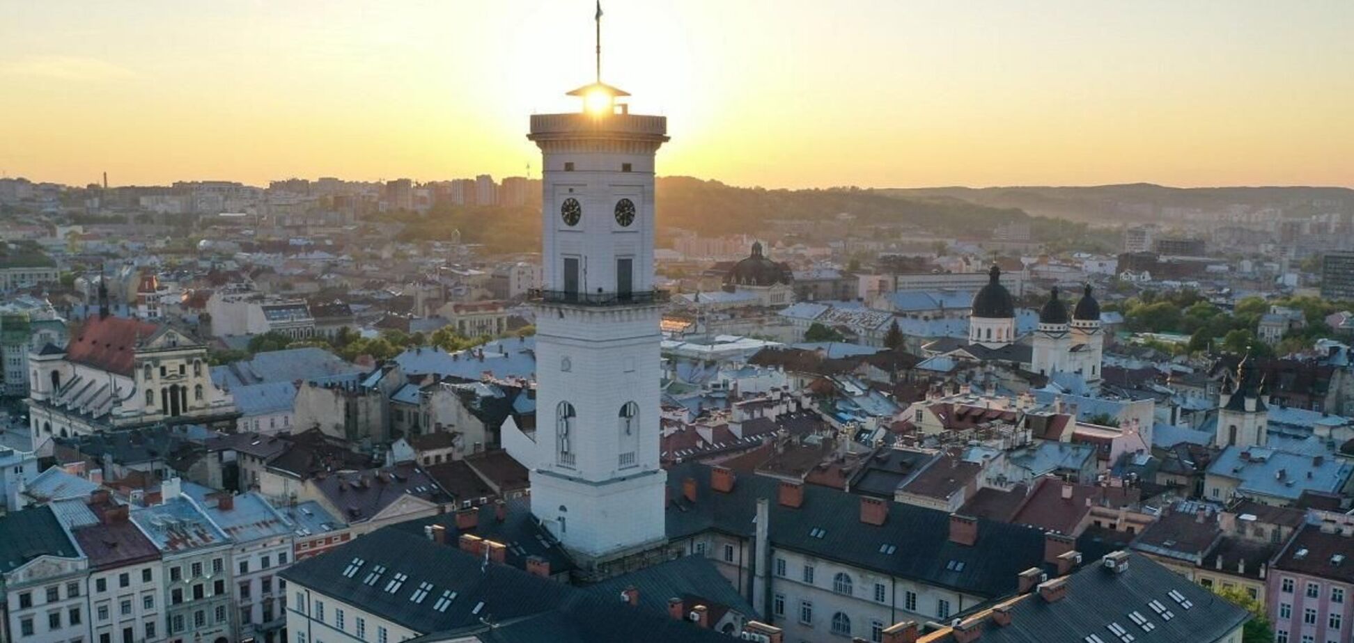 Во Львове гражданин Австралии выпрыгнул со смотровой площадки Ратуши и погиб: все обстоятельства трагедии. Фото