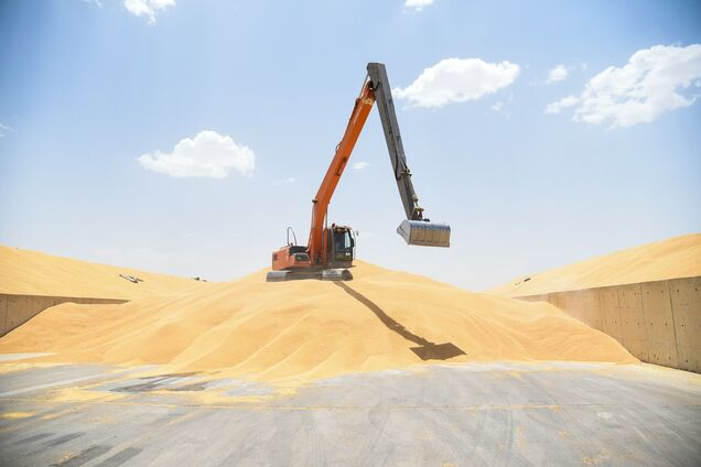 Ілюстрація - екскаватор завантажує зерно