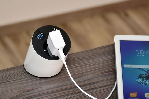 Що буде, якщо не виймати зарядку із розетки: наслідки, про які ви не думали