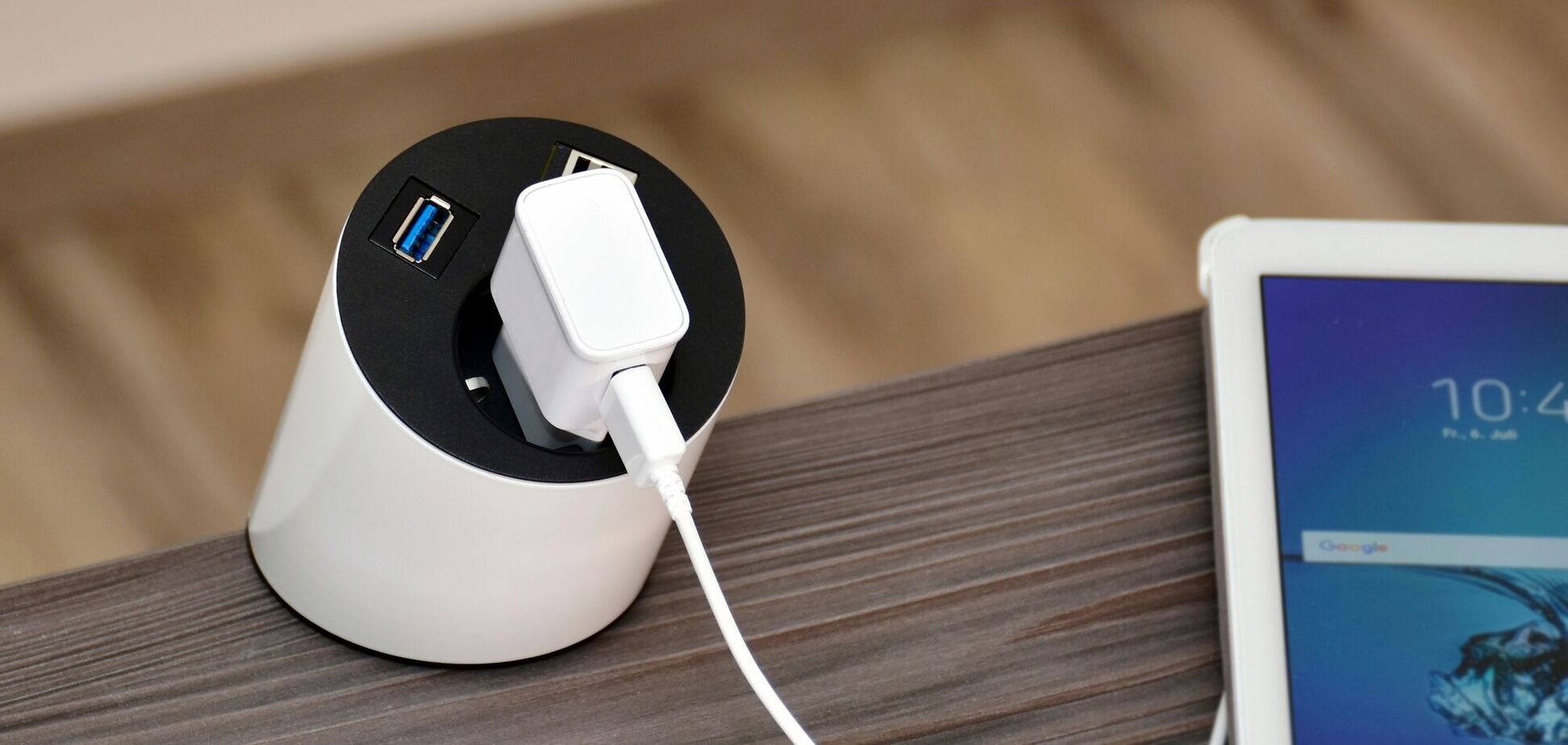 Що буде, якщо не виймати зарядку із розетки: наслідки, про які ви не думали