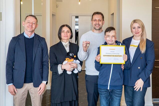 Роман Олексив, который выжил после обстрела Винницы в 2022 году, получил квартиру от Рината Ахметова