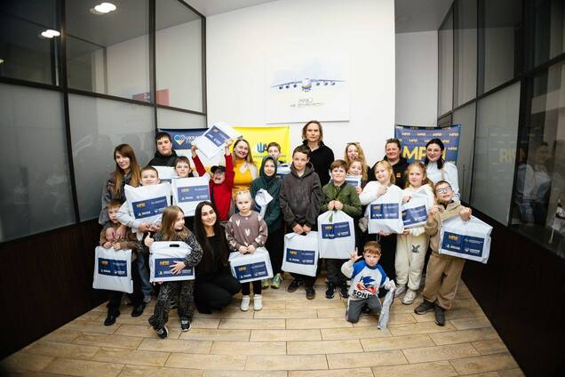 Ноутбуки, планшети й відчуття, що ти не сам: у Києві стартував міжнародний проєкт підтримки дітей загиблих Героїв