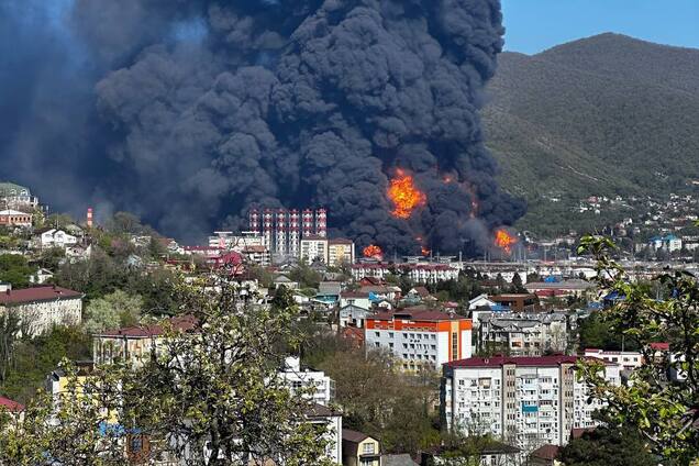 Горять мільярди рублів, які були б використані для терору українців: як виглядає Туапсе після нової атаки дронів. Фото і відео