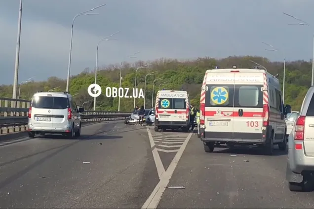 В Киеве на Дарницком мосту произошло масштабное ДТП: есть погибшая. Подробности, фото и видео