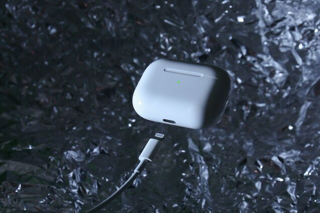 Чи можна заряджати AirPods всю ніч: пояснення експертів
