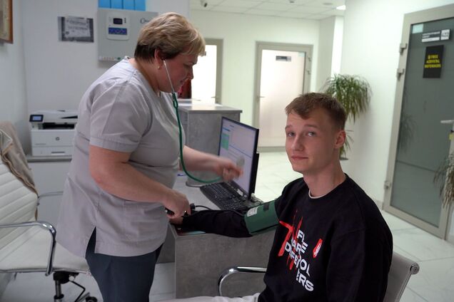 Захисник Маріуполя Іван Борисов пройшов комплексну реабілітацію від Фонду Ріната Ахметова та 'Серця Азовсталі' після семи місяців полону РФ