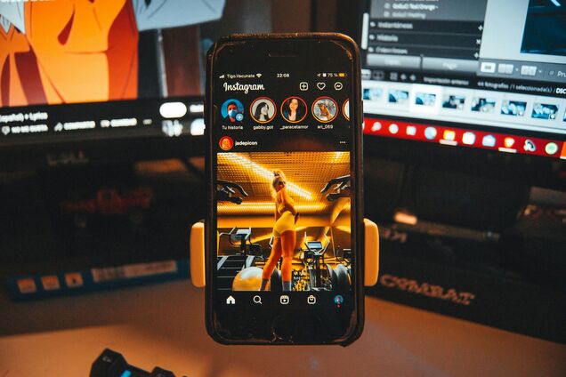 Ілюстрація - Інстаграм на телефоні