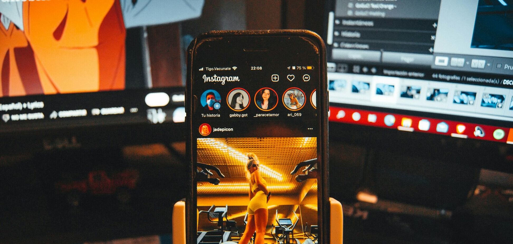 Ілюстрація - Інстаграм на телефоні