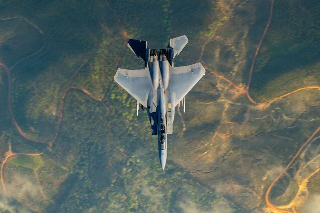 В Ірані впав винищувач F-15 ВПС США: пілотів шукають іранці і американці. Відео