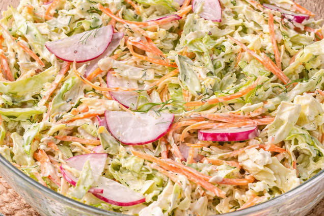 Витаминный салат с секретным соусом: что приготовить из обычных овощей, которые точно есть дома