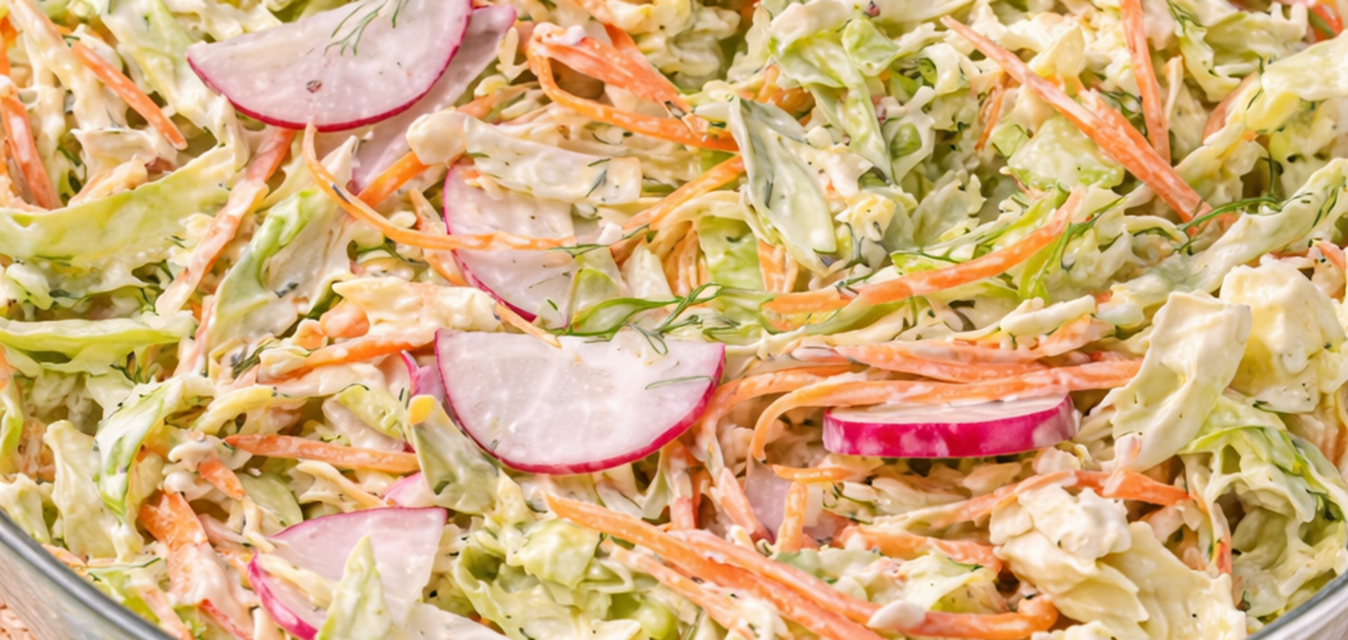 Витаминный салат с секретным соусом: что приготовить из обычных овощей, которые точно есть дома