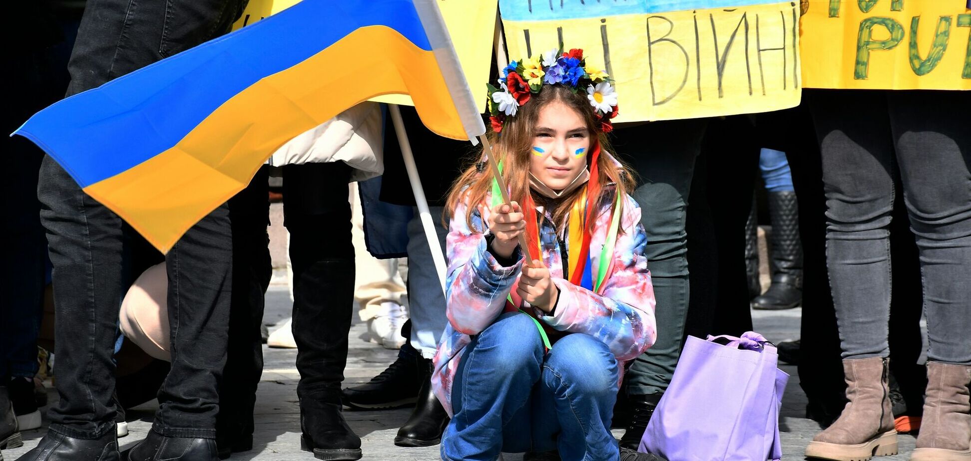 Иллюстрация - девочка с флагом Украины