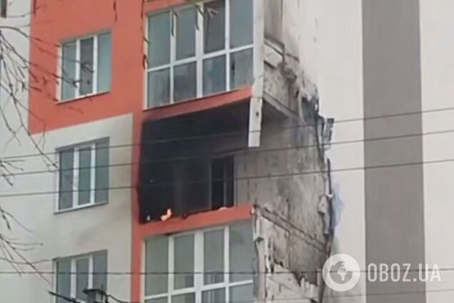 На Київщині російський дрон влучив у багатоповерхівку. Подробиці, фото та відео