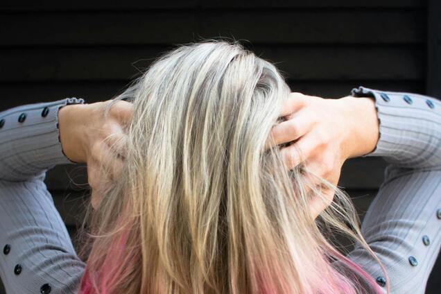 Как замаскировать отросшие корни без подкрашивания: простой способ
