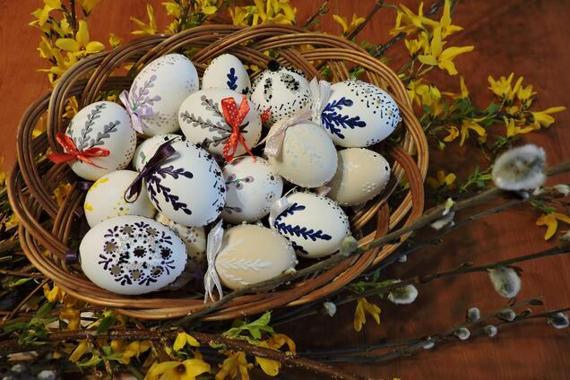 Понадобится всем известный ингредиент: как оригинально и быстро покрасить яйца на Пасху