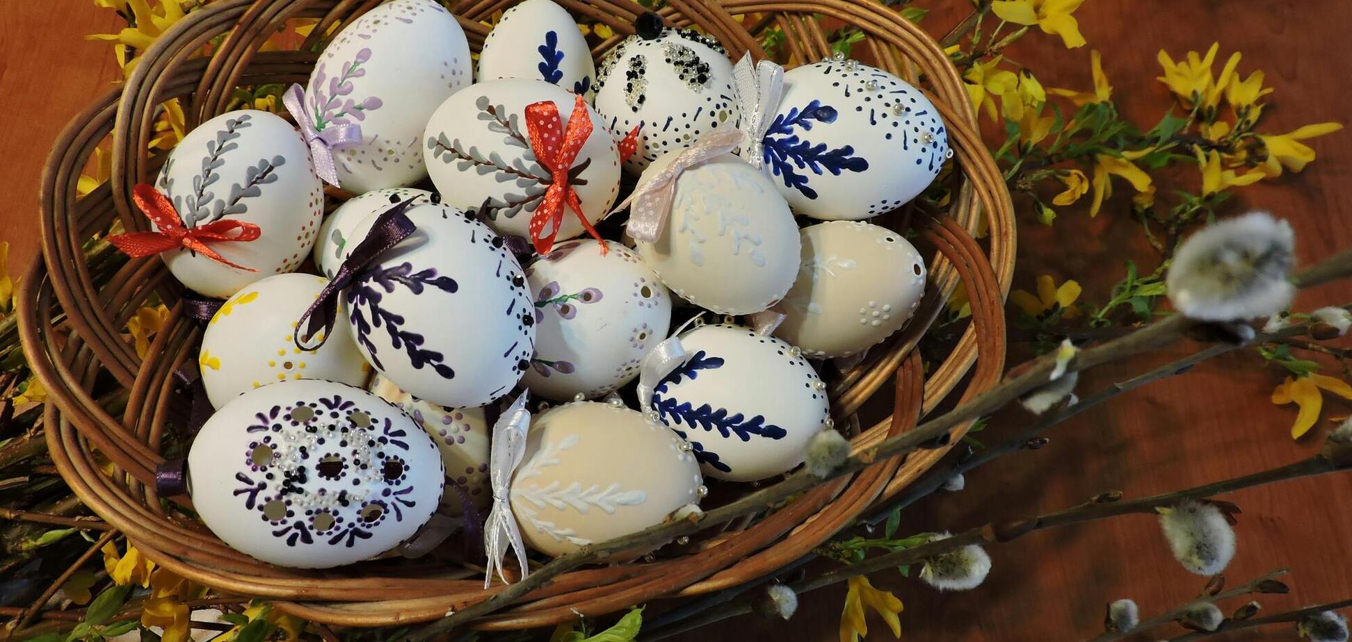 Понадобится всем известный ингредиент: как оригинально и быстро покрасить яйца на Пасху